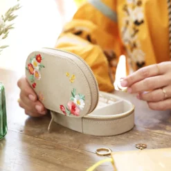 Boîte à Bijoux Ovale en Velours - Fleurs brodées