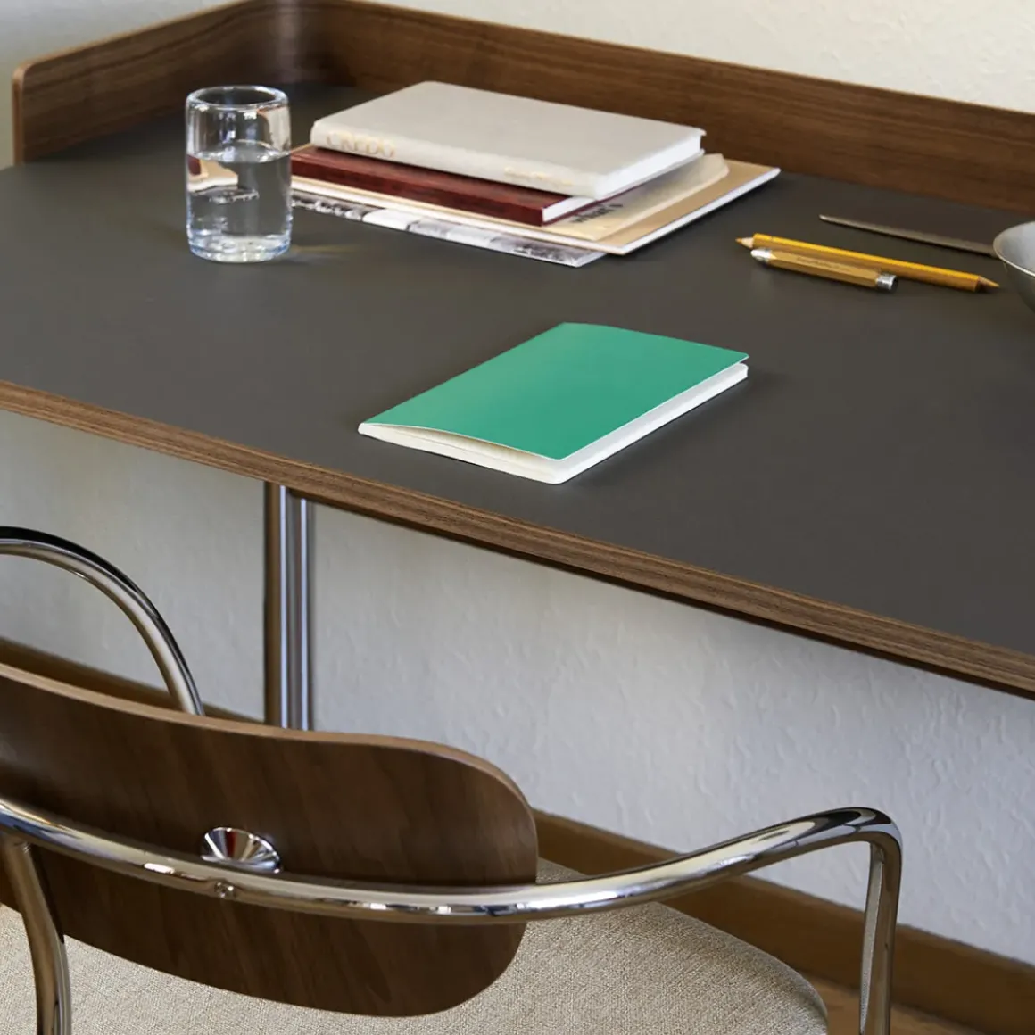 Bureau Pavilion AV17 Linoleum Iron 4178 - Noyer / Pieds Chrome