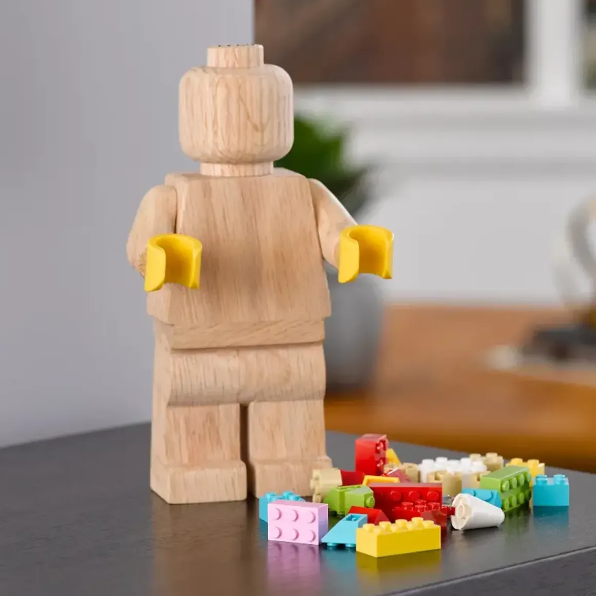 Figurine Lego en bois - h 20 cm