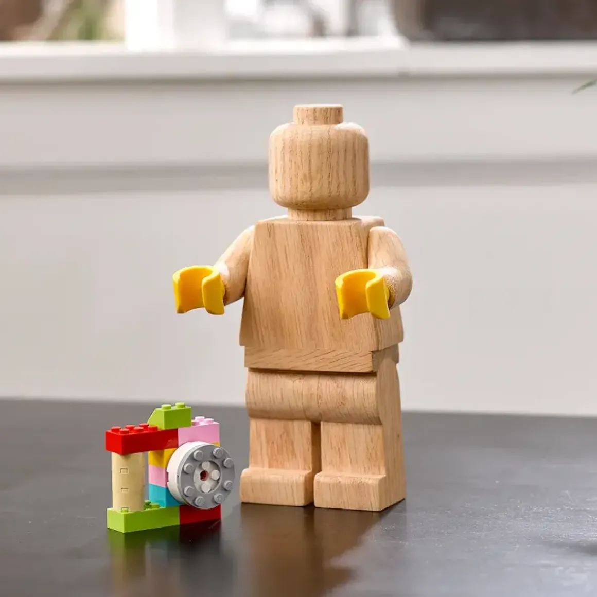 Figurine Lego en bois - h 20 cm