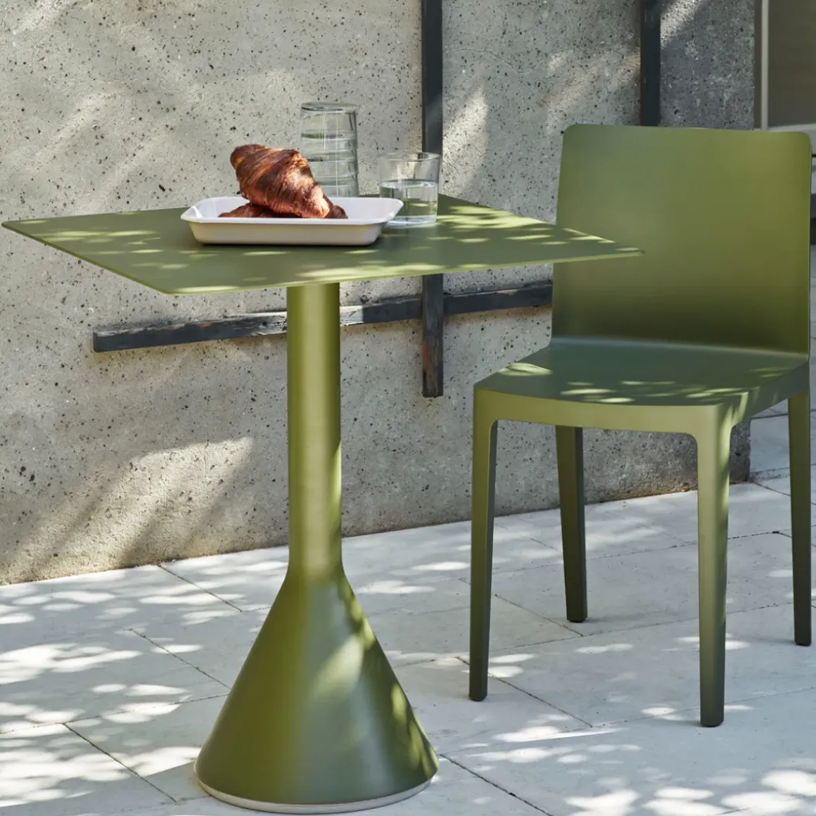 Table Cone Palissade - l 65 x p 65 x h 74 cm - Olive