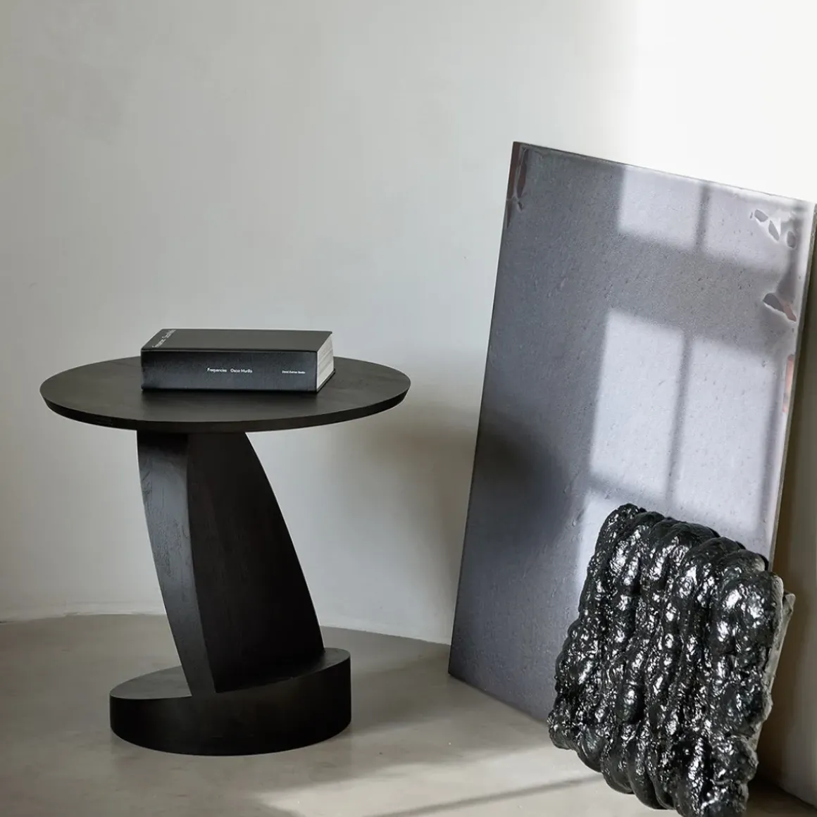 Table d'appoint Oblic en teck noir verni - Ø 52 cm