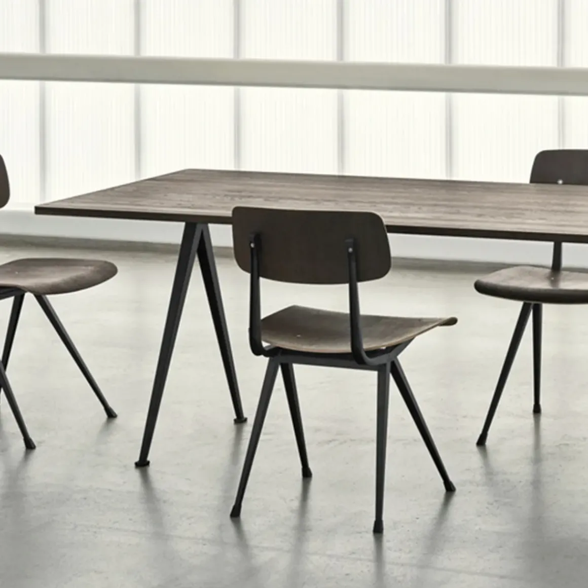 Table Pyramid 02 Base noire u0026 plateau chêne fumé