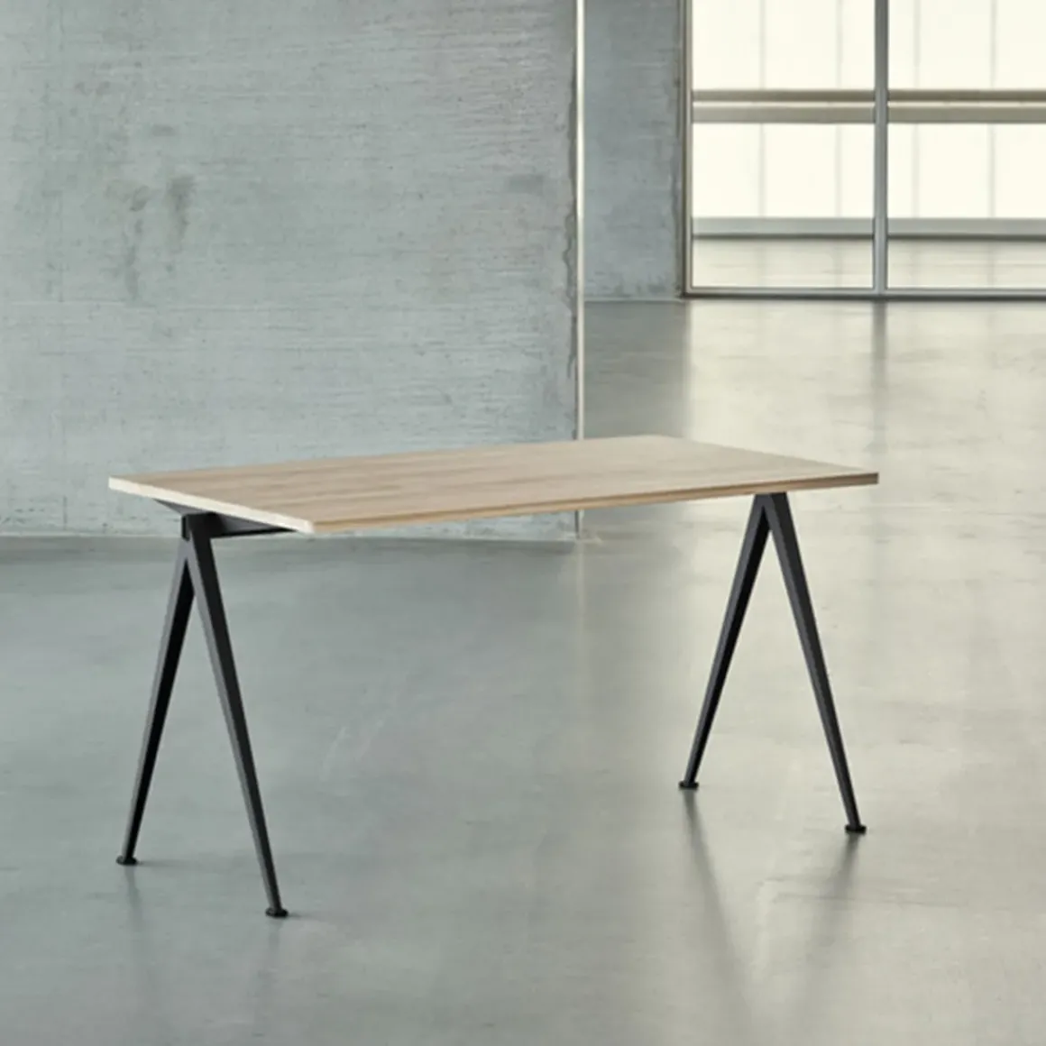 Table Pyramid 01 Base noire u0026 Plateau chêne mat lacqué